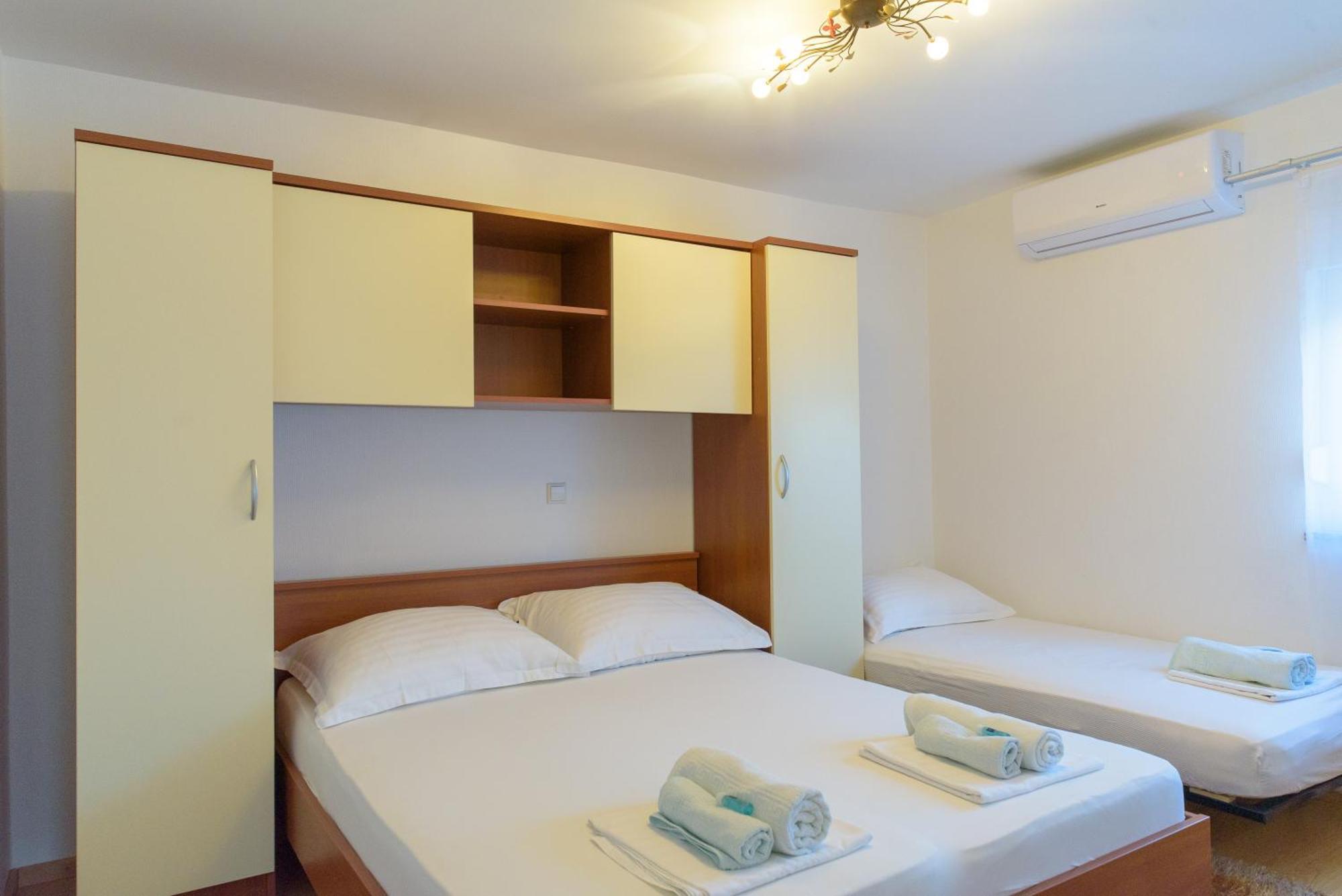 Jeli Apartments Starigrad Paklenica Bilik gambar